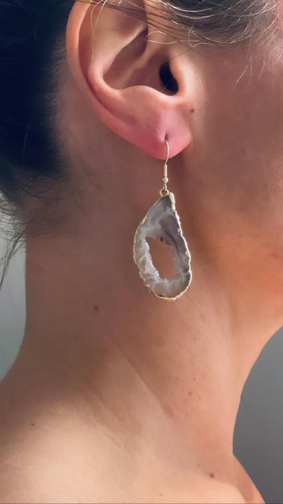 Earrings with agate geode gold-plated edge