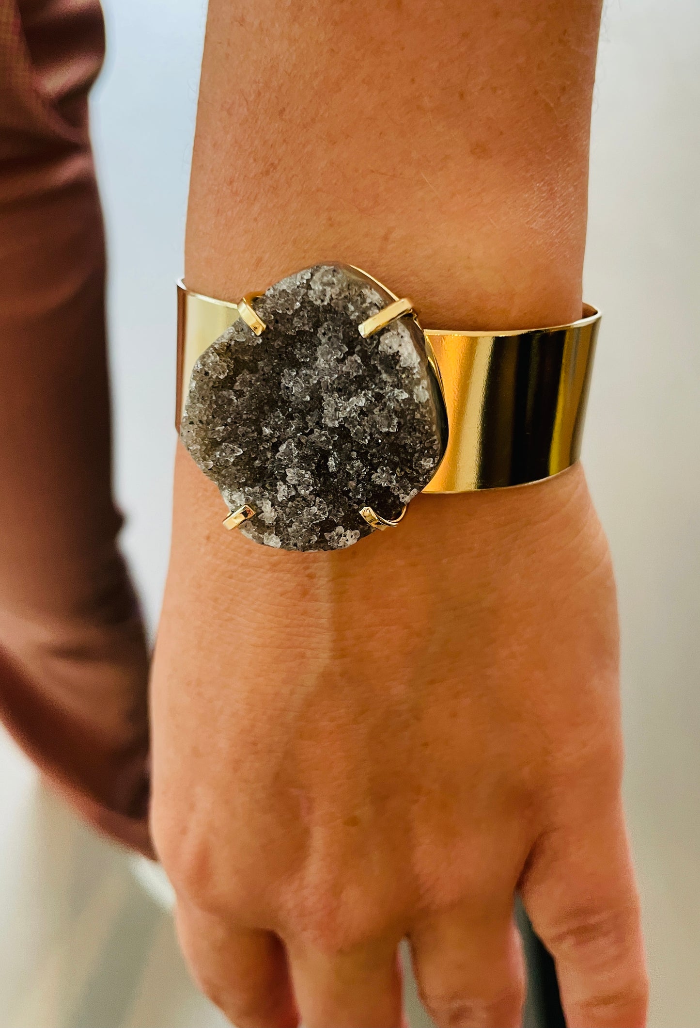 Armband gouden manchet druzy zwart grijs