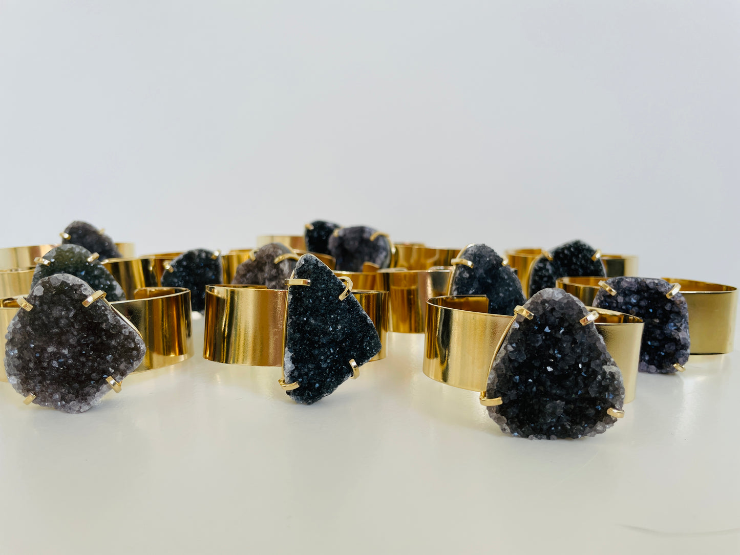 Armband gouden manchet druzy zwart grijs